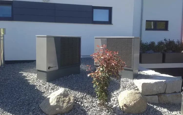 Moderne Wärmepumpen vor dem Eigenheim