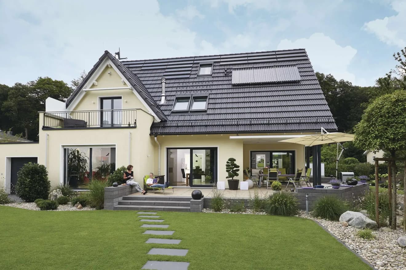 Modernes Fertighaus mit Satteldach, Terrasse und Dachterrasse