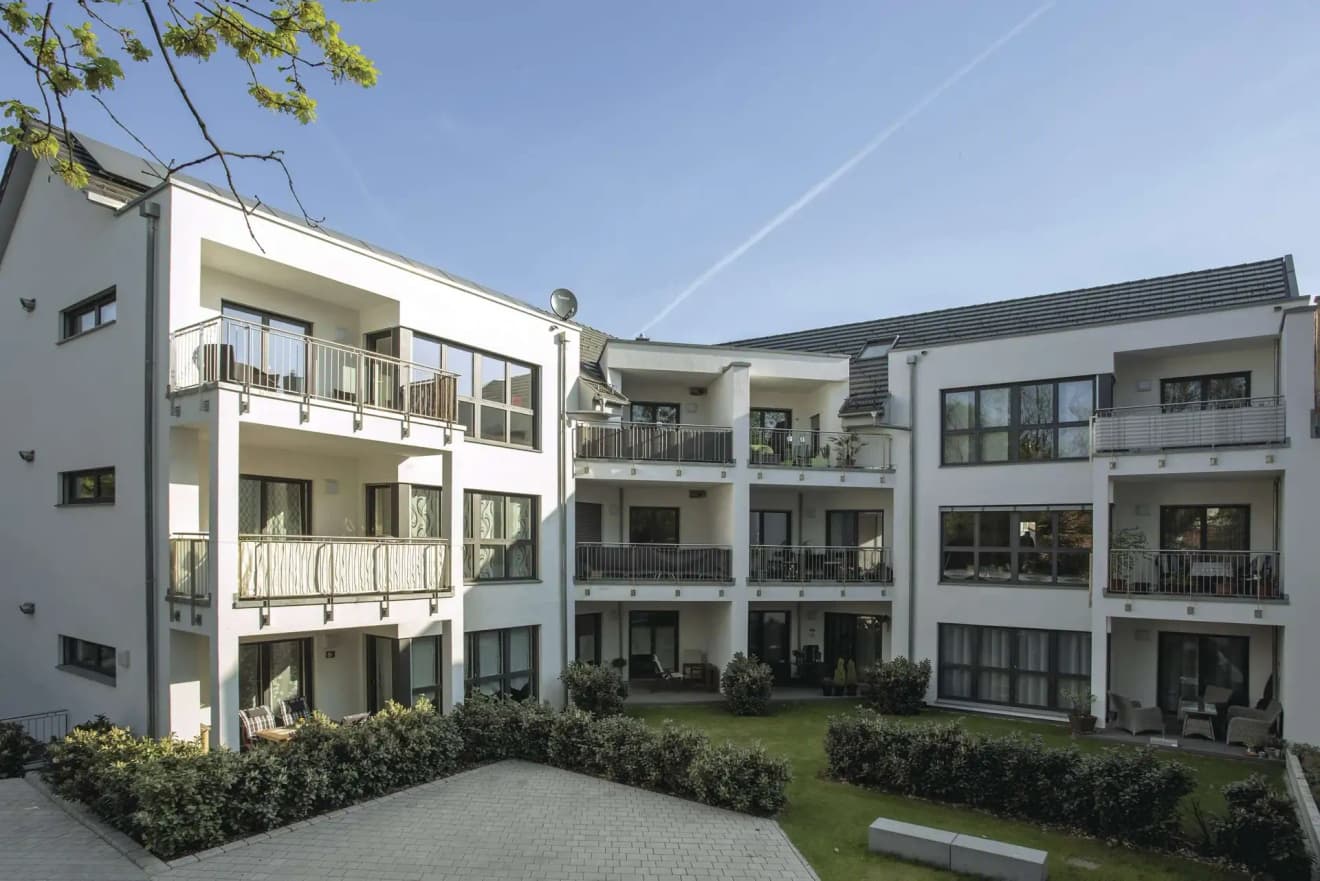 Modernes Mehrfamilienhaus mit Satteldach