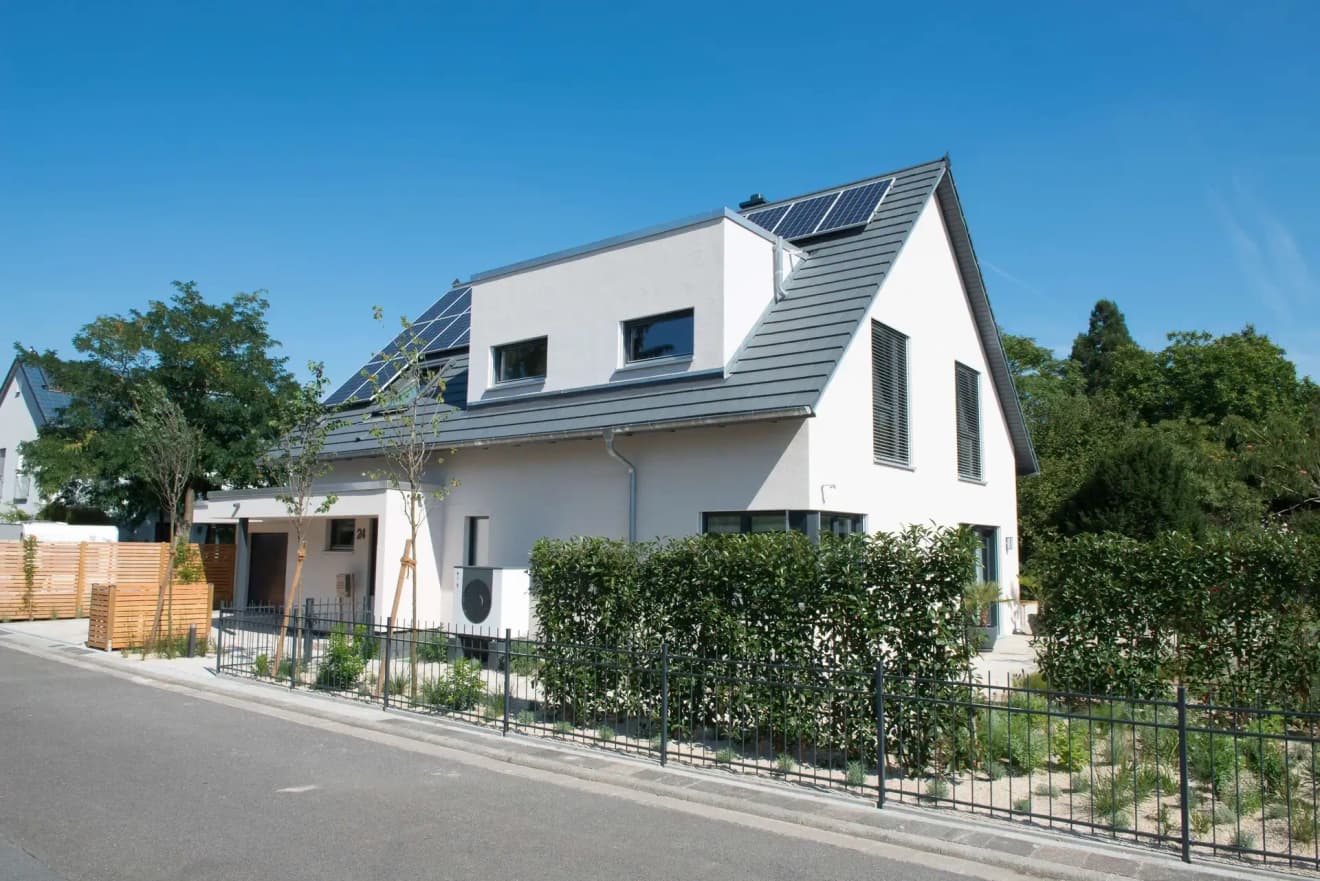 Modernes Meisterstück Fertighaus mit Satteldach und Dachgaube